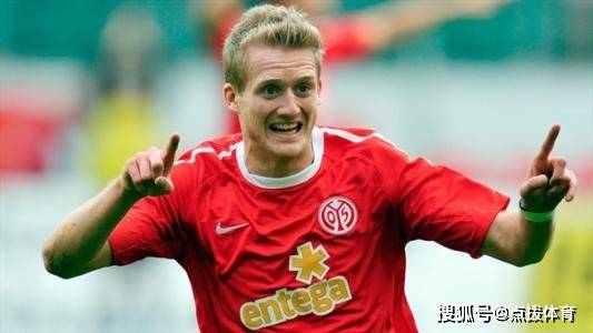  斯图加特库利巴利防守稳健德甲后防铁闸