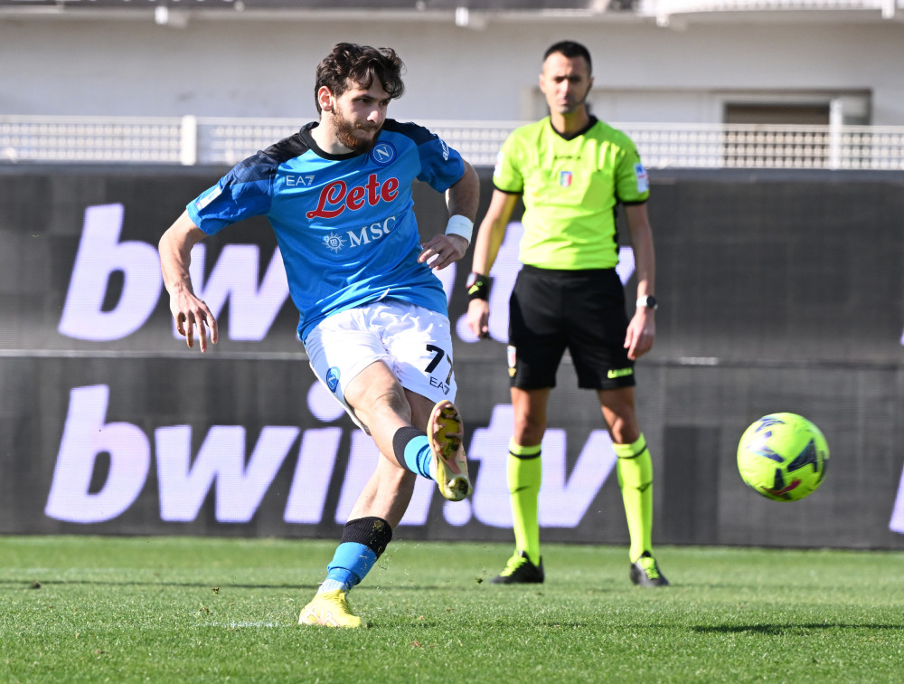  那不勒斯客场完胜斯佩齐亚，克瓦拉茨赫利亚独造四球